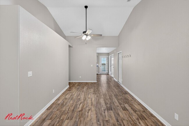 Building Photo - Charming 3 bedroom Townhome Close to Shopping