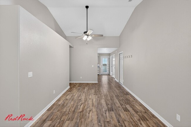 Building Photo - Gorgeous Bedroom Townhome in Prime Location