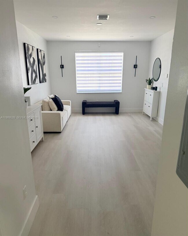 Building Photo - 1022 NE 42nd Terrace