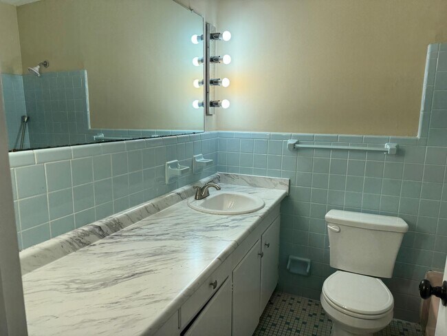 Building Photo - 223 S Edgewood Dr