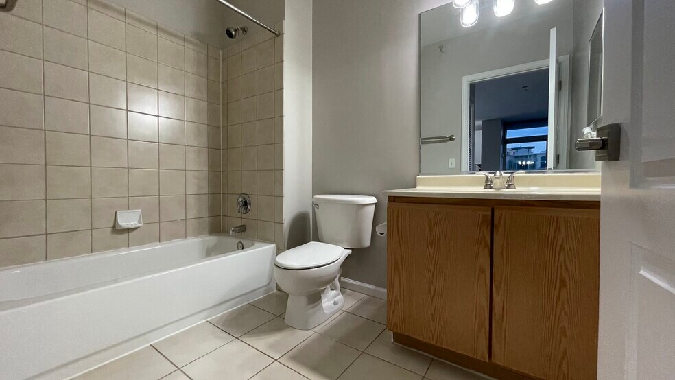Guest Bath - 600 N Dearborn St