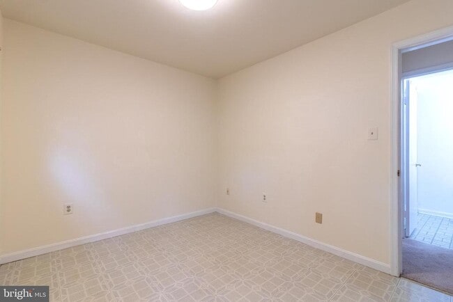 Building Photo - 4796 Gainsborough Dr