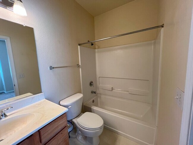 Building Photo - North Reno/UNR: Two Bedroom Townhome