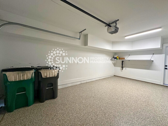 Building Photo - Modern 3-Story Townhome in the Heart of Plaza-Midwood - Walk to Everyt