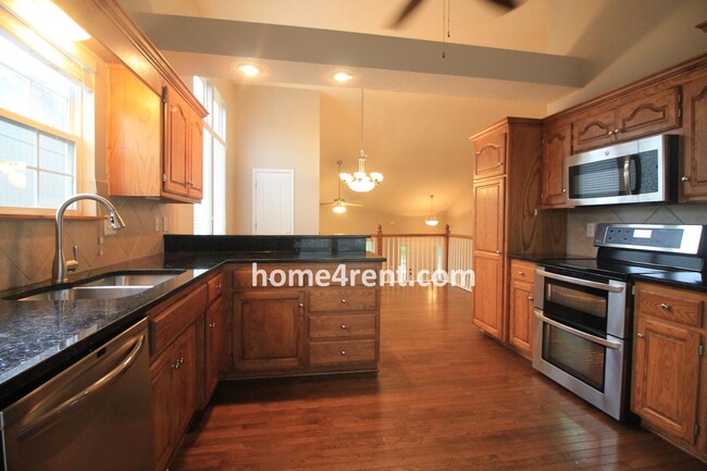 Building Photo - Beautiful Olathe Home, Updated Kitchen, Fe...