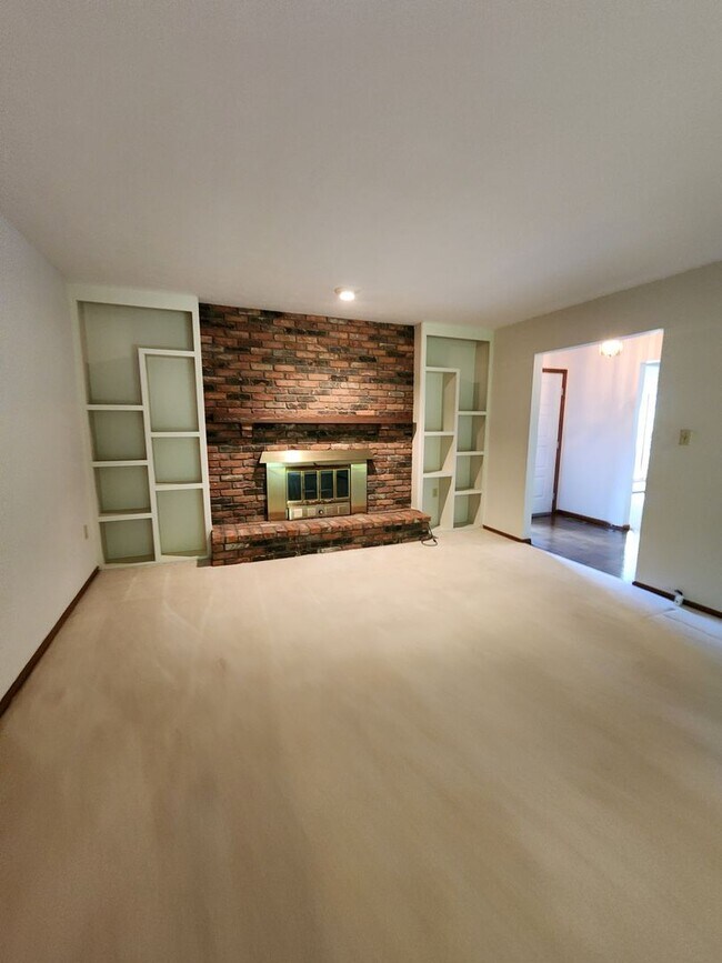 Building Photo - Spacious 3 Bedroom 3 Bathroom Home For Ren...