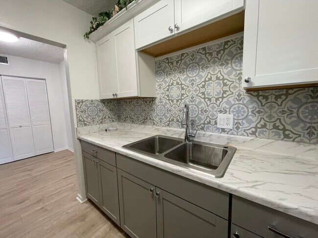 Primary Photo - 306 E Ocean Ave