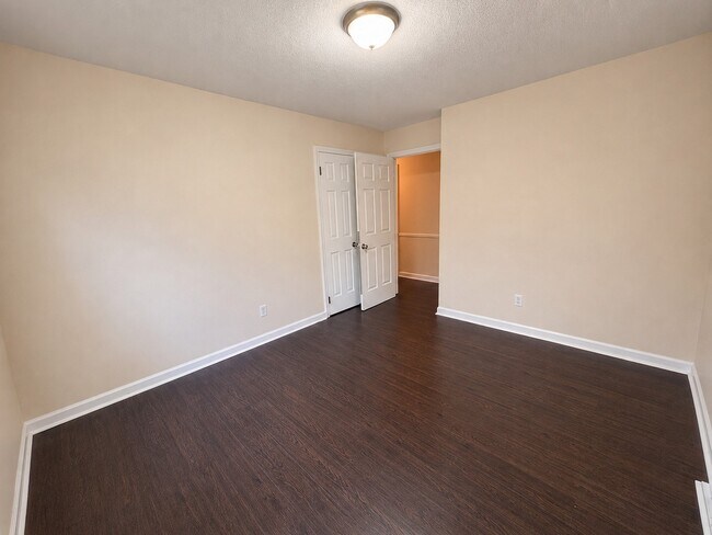 Building Photo - 813 Branchwood Dr