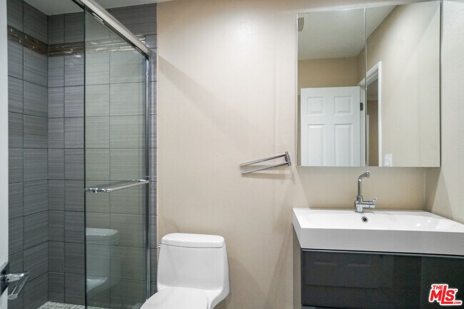 Building Photo - 15233 Magnolia Blvd