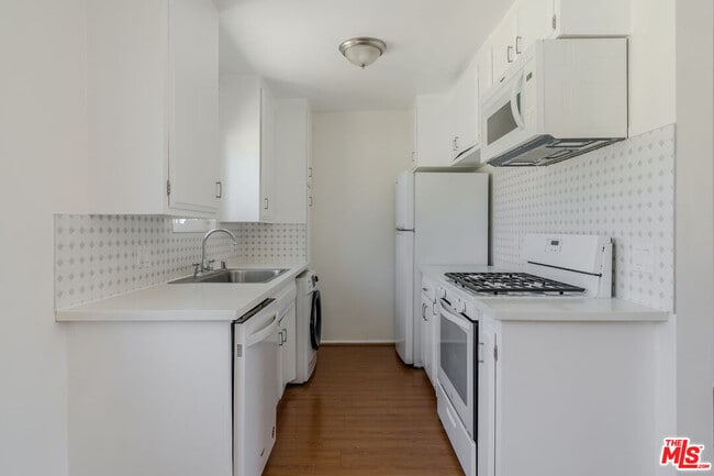 Building Photo - 2210 S Sycamore Ave