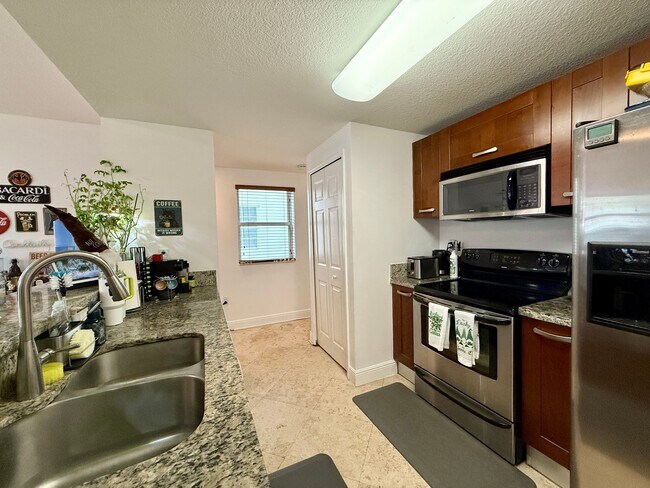 Building Photo - 1033 SW 9th Ct