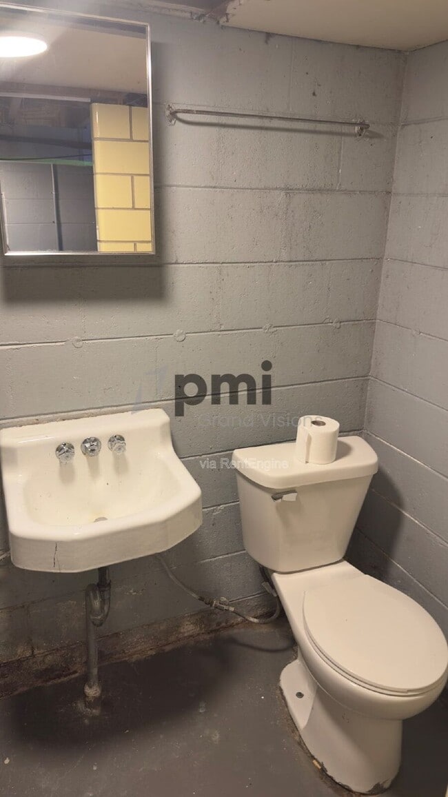 Building Photo - 1528 Division St