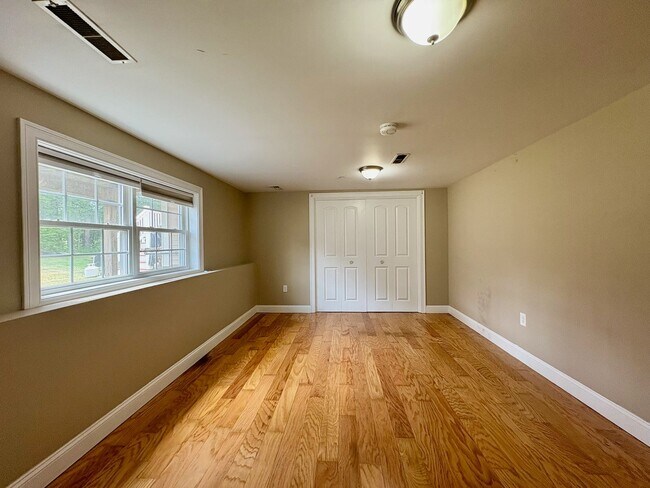 Building Photo - Charming 2-Bedroom Townhouse For Rent in L...