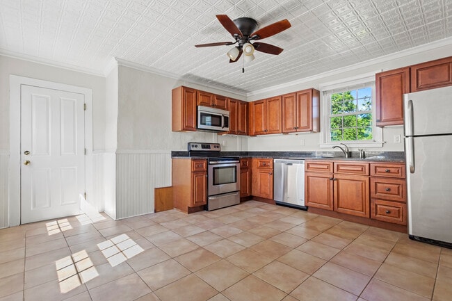 Building Photo - 6 Church St