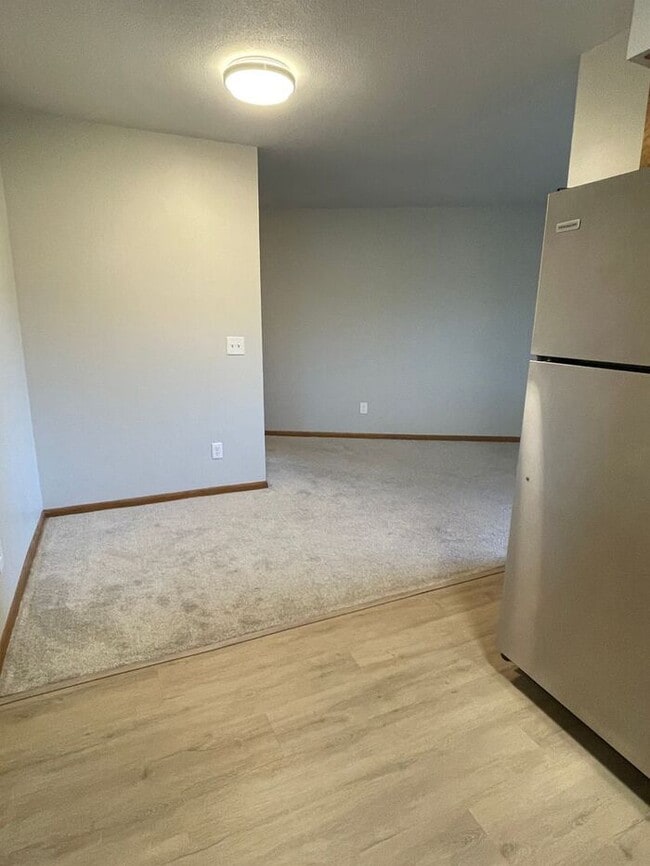 Building Photo - Main Floor, Excellent Condition, Video Wal...