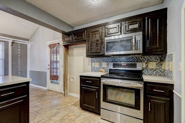 Building Photo - 3 Bed 2 Bath in OKC!