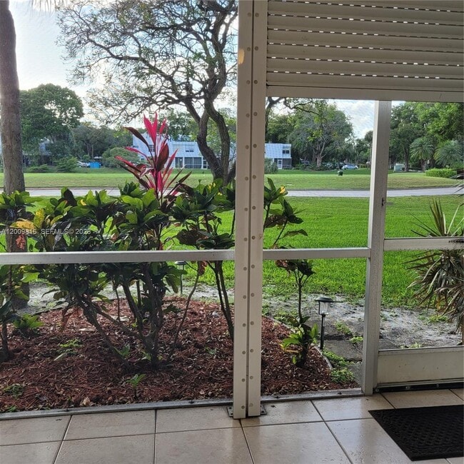 Building Photo - 1811 Sabal Palm Dr