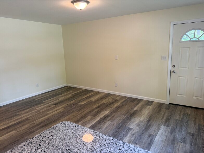 Living Room - 922 Kramer Ave
