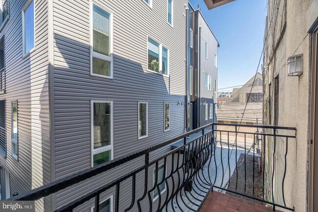 Building Photo - 329 W Girard Ave