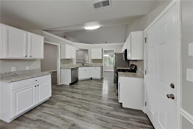 Building Photo - 5665 Enchantress Ln NE