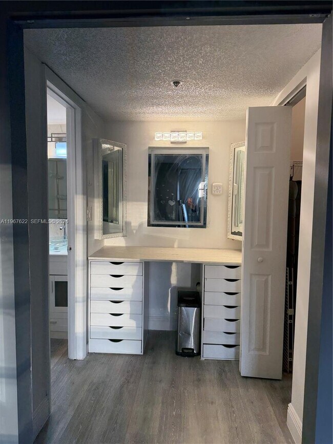 Building Photo - 3910 Inverrary Blvd