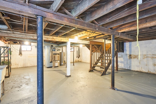 Building Photo - 5 Bedroom home available