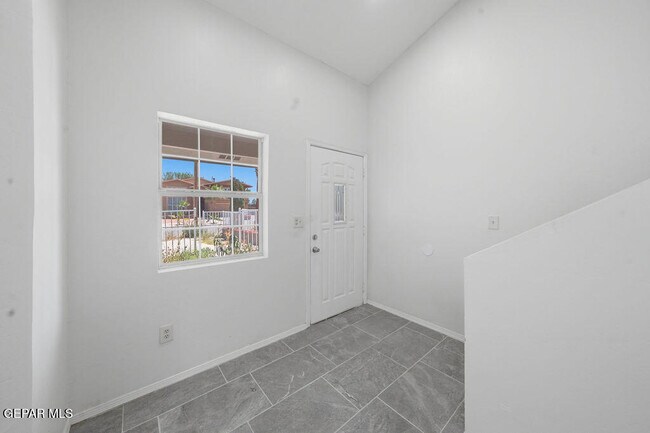 Building Photo - 821 Los Lagos Way
