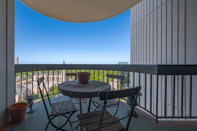 Building Photo - 5001 Woodway Dr