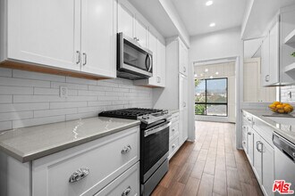 Building Photo - 1167 S Roxbury Dr