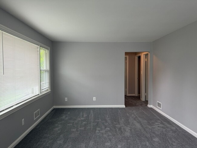 Building Photo - Lovely Renovated Rambler Close to METRO, Parks, Etc.