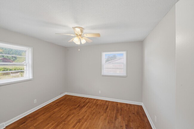 Building Photo - Beautifully Maintained 3BR Home with Hardwood Floors & Private Yard!