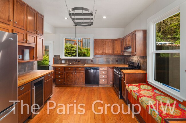 Building Photo - Adorable 3br, 2ba West Seattle Remodel * B...