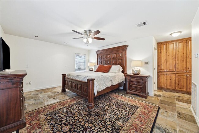 Building Photo - 8017 W Oakwood Ct