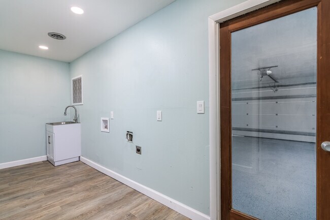 Building Photo - 1 W Point Dr