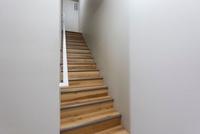 Building Photo - 3BR/2.5 Bath Townhome