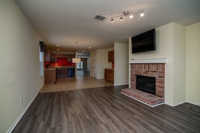 Building Photo - *Ready for Quick Move-in*
