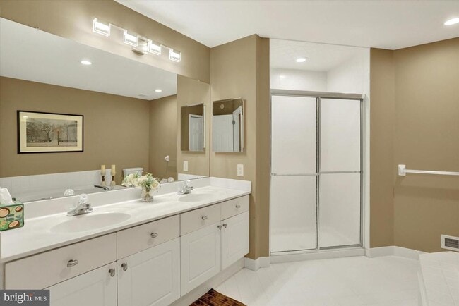 Building Photo - 102 Julian Dr E