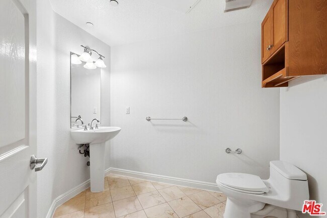 Building Photo - 5831 Seawalk Dr