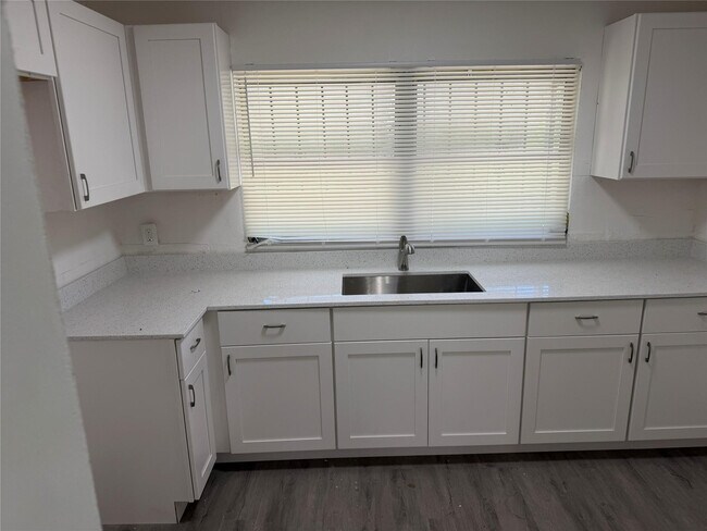 Building Photo - 703 N 17th St