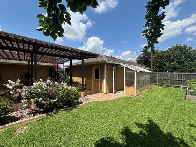 Building Photo - 3300 Wells Dr