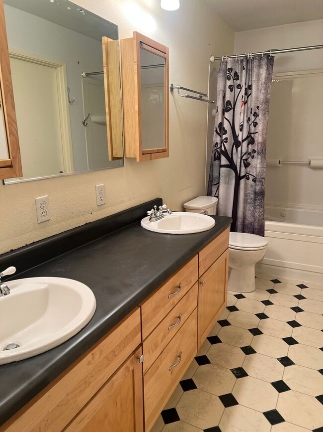 Building Photo - 4 Bedroom House in Prime Oceanview Location