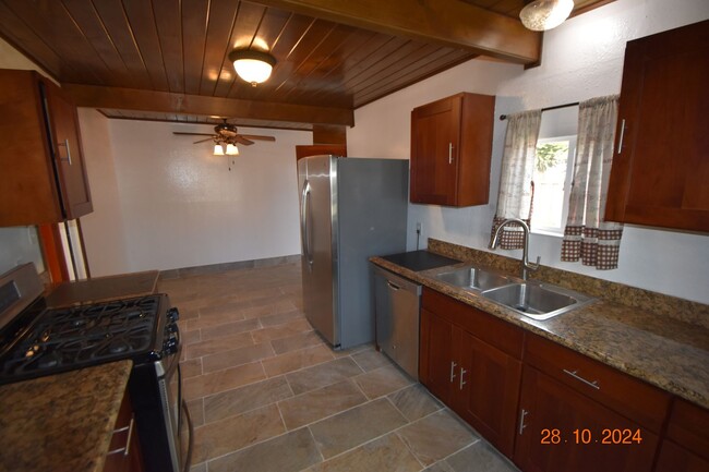 Building Photo - 4 Bedroom Home with Private Spacious Backy...