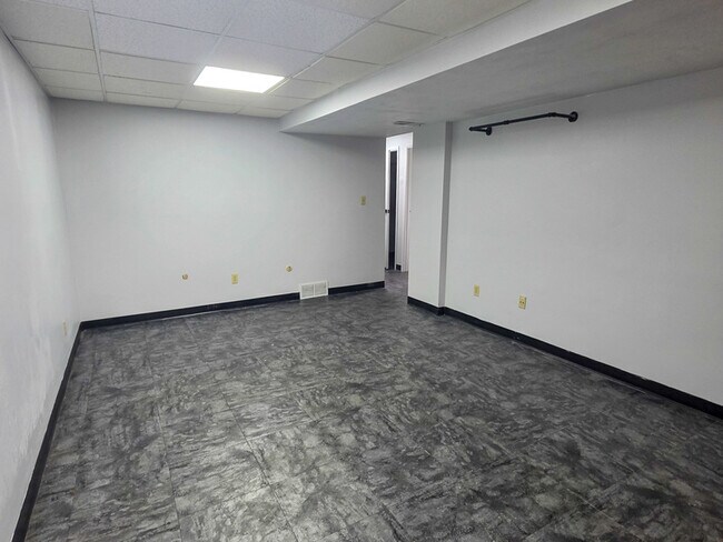 Building Photo - 408 Hazelnut Dr