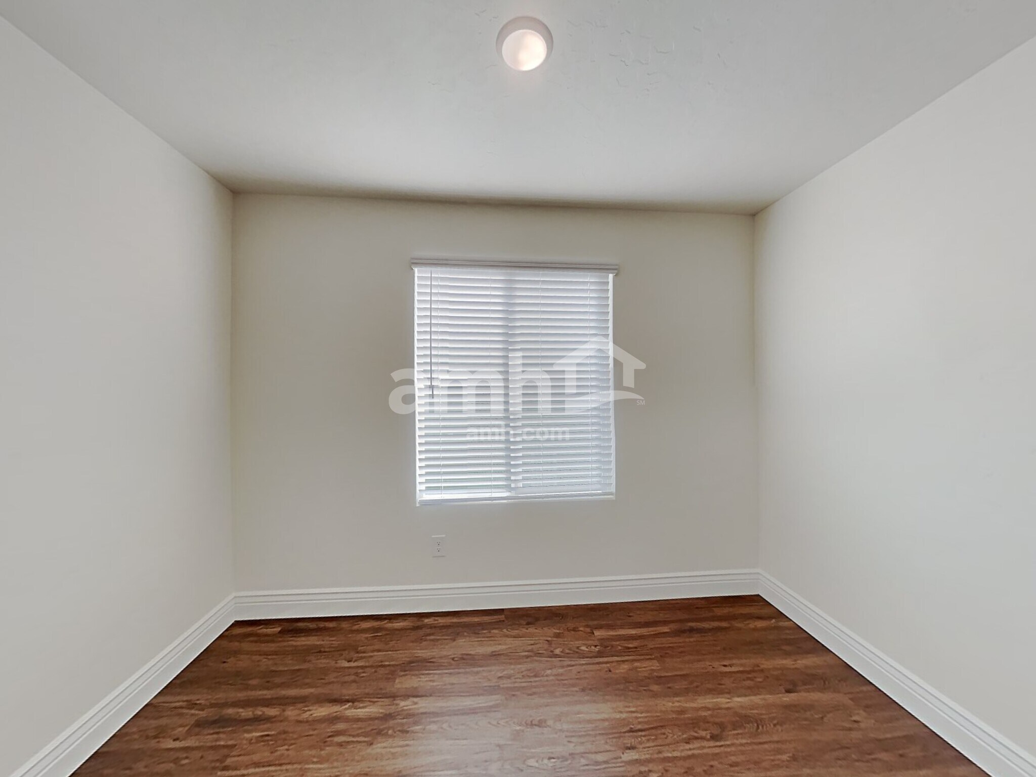 Building Photo - 1061 N Barkvine Ave