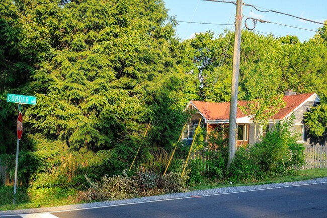 Building Photo - **APPLICATIONS APPROVED!**  Beautiful East Nashville Home on Porter for Lease!!