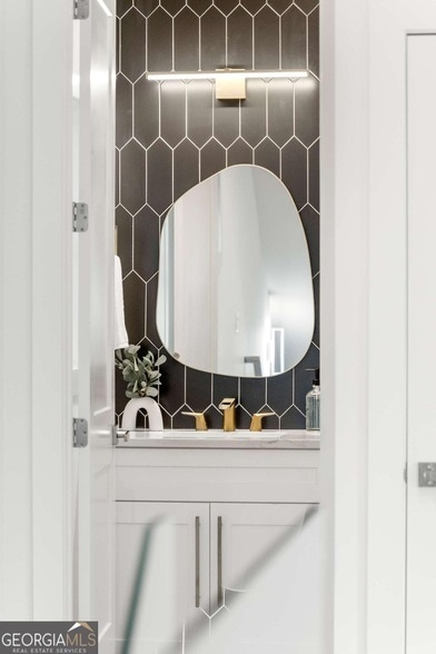 Building Photo - 24 Hutchinson St NE