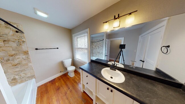 Building Photo - 3924 Warwick