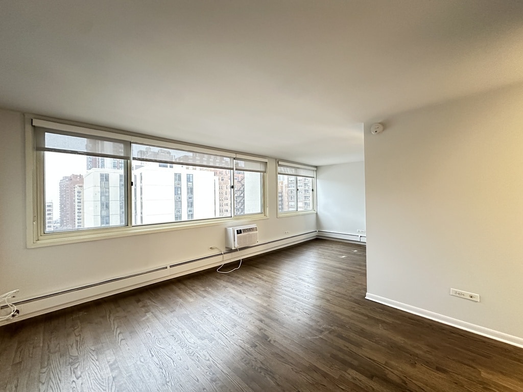 Building Photo - 1349 N Dearborn St