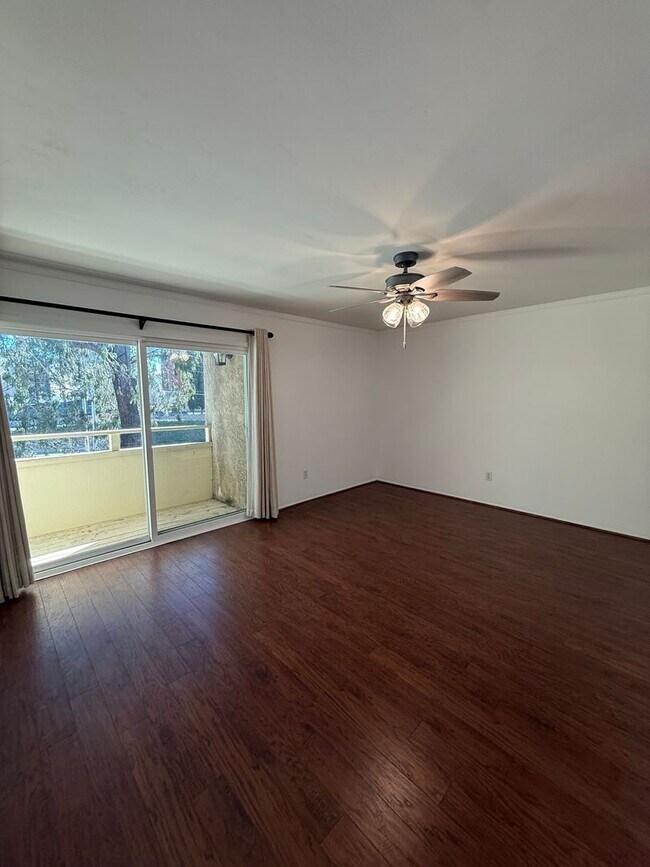 Building Photo - 2 bedroom 2.5 bath condo for rent