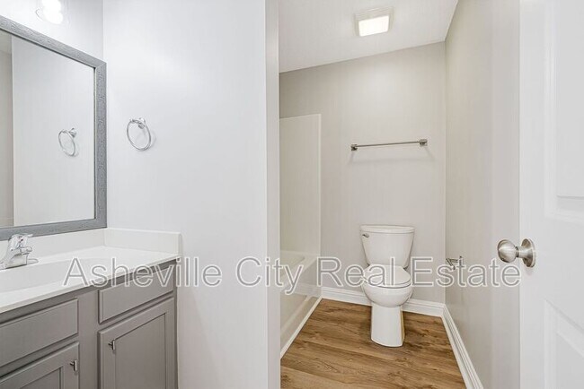 Building Photo - 84 Green Oak Rd